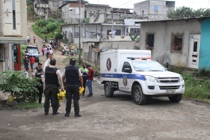 Agentes policiales llegaron al sitio para retirar el cadáver e iniciar las investigaciones.