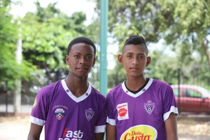 Leyton Quiñónez (i) y César Suárez mejoran sus habilidades en los barriales de Guayaquil.