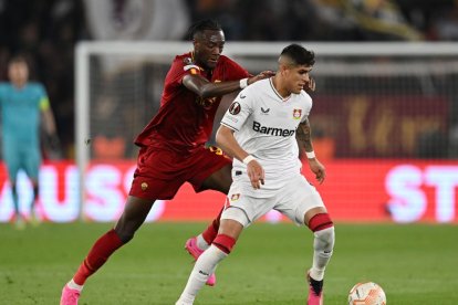 Piero Hincapié (d) fue titular en la derrota del Bayer Leverkusen frente a la Roma, en la semifinal de ida de la UEFA Europa League.