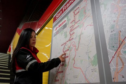 Joselin se sabe de memoria los mapas del sistema del metro de Quito. Indicó que siempre están en revisión.