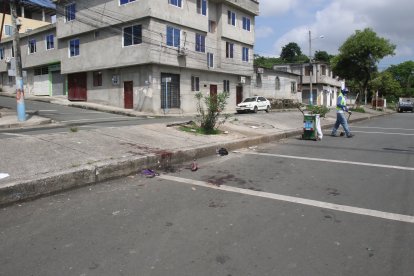 En el sector de Valle de los Geranios, trabajadores de aseo limpiaban la zona en donde ocurrió el ataque armado.