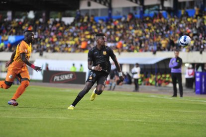 Barcelona vence 2-0 a Libertad, al término del primer tiempo.
