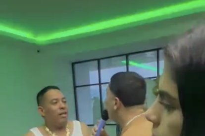 Por lo general, el fallecido lucía camisetas blancas sin mangas y varias joyas doradas.