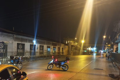 Agentes policiales y de tránsito llegaron al sitio para acordonarlo e impedir el paso vehicular mientras se recababan los indicios.