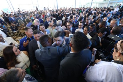 Con casi media hora de atraso, con una dosis de emotividad y aspiraciones, Álvarez encendió al público con su discurso