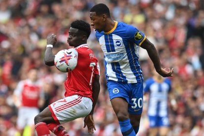 Pervis Estupiñán (d) tuvo una destacada actuación en el triunfo del Brighton ante el Arsenal.