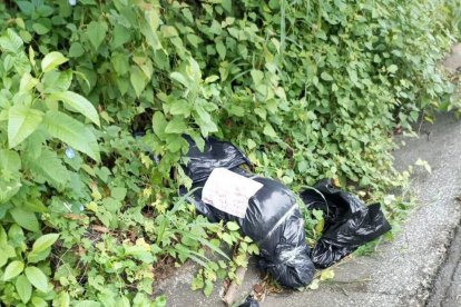 El cadáver se encontraba embalado en  una funda de basura y con un mensaje.