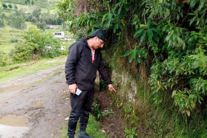 El morador señala el punto exacto en el que fue hallada la maleta con los restos.