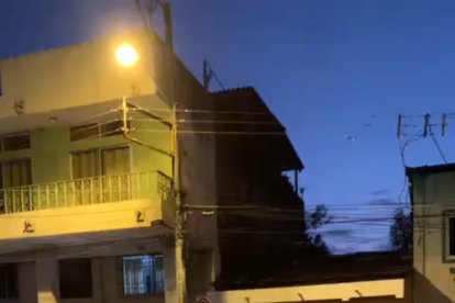 Uniformados llegaron al sitio. También acudieron agentes de tránsito, quienes cerraron el paso vehicular en ese tramo de la Antepara.