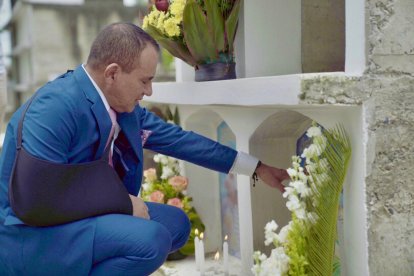 Antes de su posesión, prevista para las 16:00 del 14 de mayo, Javier Pincay visitó la tumba de su esposa. Allí oró en silencio. Llegó en compañía de sus hijos Jeremy y Andrés.