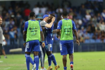 Todo el festejo de Miller Bolaños con su entrenador Miguel Rondelli, en el gol de Emelec.