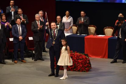 Pabel Muñoz recibió el bastón de mando como nuevo alcalde de Quito.