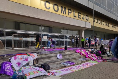 Colectivos feministas se apostaron afuera del Complejo Judicial Norte.