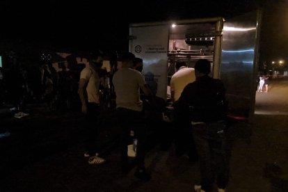 Mientras unos heridos fueron trasladados al hospital de la localidad, los agentes levantaron los cadáveres de las víctimas que quedaron en el sitio.