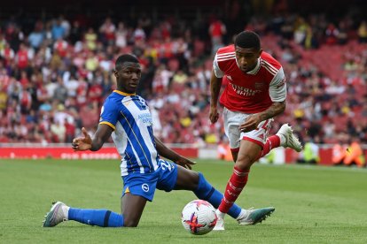 Moisés Caicedo es pretendido por Arsenal y Manchester United, según medios ingleses.