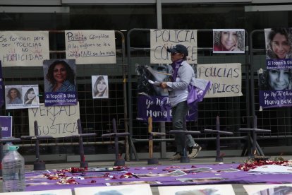 Colectivos feministas se apostaron afuera del Complejo Judicial Norte para apoyar a la familia de la víctima.