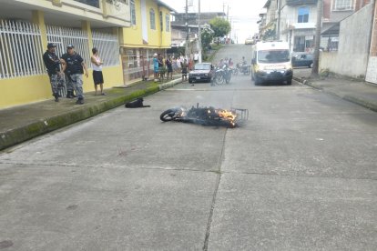 La gente incendió la motocicleta y la policía logró rescatar a los dos sospechosos.