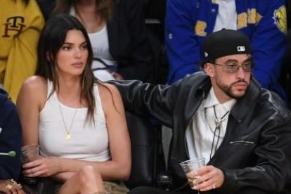 Kendall Jenner y Bad Bunny asisten al Sexto Juego de las Semifinales de la Conferencia Oeste de los Playoffs de la NBA 2023 entre Golden State Warriors contra Los Ángeles Lakers.