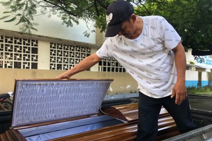 Los vecinos donaron la caja para los restos del guardián Juan Carlos Vera.