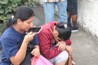 Margarita Andrade (de abrigo rojo) llora desconsolada la muerte de  su hijo Alexis Rivera, repartidor de productos lácteos.