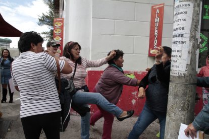 Simpatizantes de Lasso y correístas se enfrentaron luego de la intervención del presidente por el juicio político en su contra en el pleno de la asamblea.