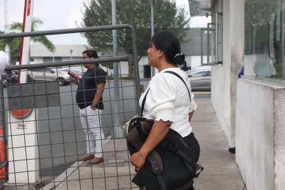 Antonieta Miranda, madre  de Andrés Alberto Arévalo, uno de los occisos, llegó a la morgue a retirar su cuerpo.