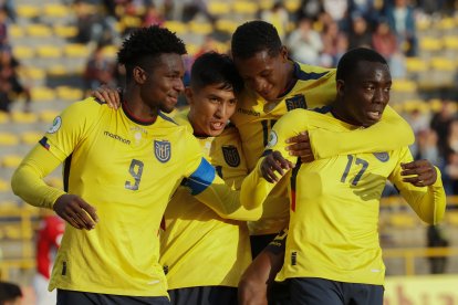 AMDEP1457. BOGOTÁ (COLOMBIA), 12/02/2023.- Justin Cuero (i) de Ecuador celebra un gol hoy, en un partido de la fase final del Campeonato Sudamericano Sub'20 entre las selecciones de Ecuador y Paraguay en el estadio de Techo en Bogotá (Colombia). EFE/ Carlos Ortega