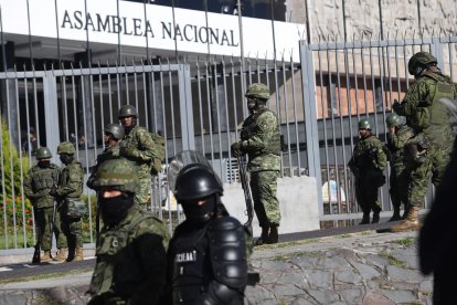 Militares resguardan el edificio de la Asamblea Nacional tras decreto presidencial.
