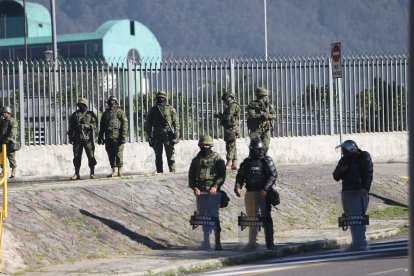 Militares se encuentran en las inmediaciones de la Asamblea Nacional.