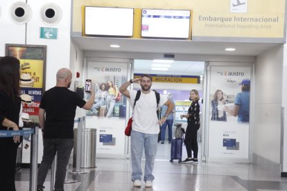El cantante se despide de su público en el aeropuerto.