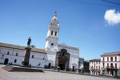 En Quito se vivió una tensa calma luego del decreto presidencial. Personas que iban a puntos como la plaza de Santo Domingo  lo hacían tranquilamente.