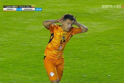 El delantero colombiano Felipe Ávila marcó los dos goles con los que Libertad igualó ante Barcelona, en la fecha 10 de la LigaPro.