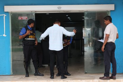 En el municipio de Playas, los guardias revisan a quienes ingresan.