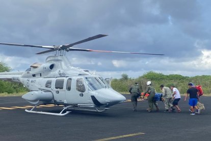 Luego de llegar a la isla Isabela, el afectado fue trasladado de inmediado en helicóptero hasta el hospital de San Cristóbal.