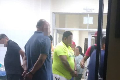 Antes de presentarlos en audiencia, a los sospechosos les hicieron los chequeos médicos.