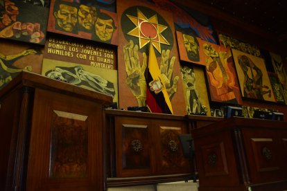 Adentro era evidente la ausencia de los asambleístas. Todo  estuvo cerrado y con las luces apagadas.