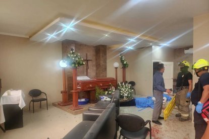 Dos cadáveres quedaron cerca del cofre del difunto. Serían las primeras víctimas de la jornada violenta.