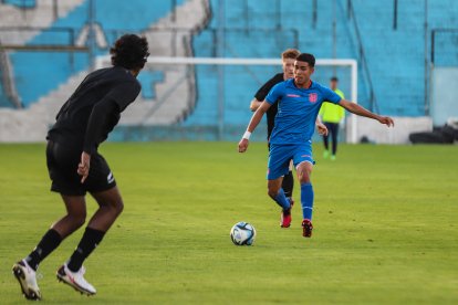 El volante de 16 años, Kendry Páez (c), sería titular con Ecuador en el duelo ante Estados Unidos.