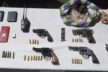 Parte de las evidencias presentadas en la rueda de prensa de la Policía, la mañana de este viernes 19 de mayo de 2023.