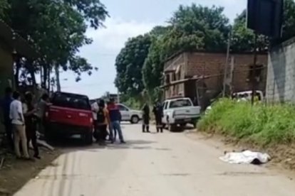 El cuerpo del menor de edad quedó sobre la calzada. Policías llegaron al lugar.