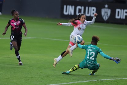 La delantera María Bravo (c) defendió a Ñañas en la final de la anterior Superliga ante Dragonas.