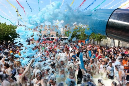 Festival de espuma, bailoterapia  con mascotas y más te esperan en la cancha de béisbol.