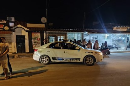 La policía recogió en el inmueble unas evidencias del ataque a balazos.