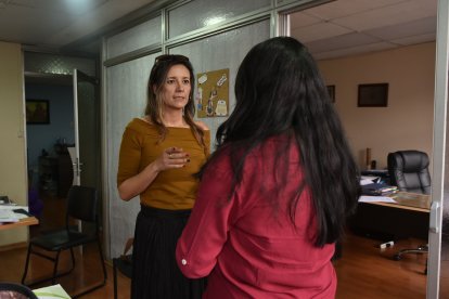 La abogada Johanna Orbe atiende a la víctima en su despacho.