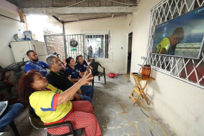 Ana Bernita (i), Jorge Páez, Adriana Morocho, su hermana Danna y su tío Roy no se perdieron el juego.