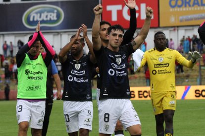 El festejo de los rayados tras sumar un vital triunfo en el campo del Deportivo Cuenca.