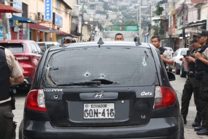 Los presuntos delincuentes se movilizaban en este vehículo negro.