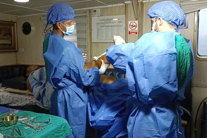 El doctor Daniel Garay y el sargento segundo David Nieves, quien lo asistió durante la cirugía realizada en el área de comedor de un barco atunero.