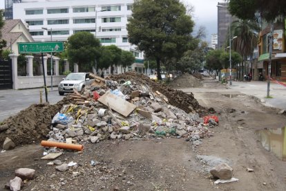 Así luce un tramo de la Colón,  en el centro norte capitalino. Los trabajos avanzan y los comerciantes buscan estrategias para no perder clientela.