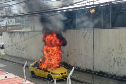 Tras una detonación, el taxi fue incinerado en un barrio de Puerto Bolívar de Machala.